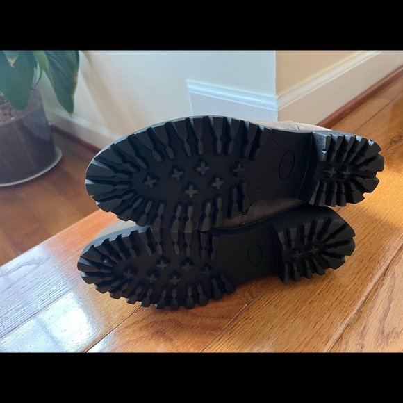 Italian Taupe suede booties - Picture 3 of 6